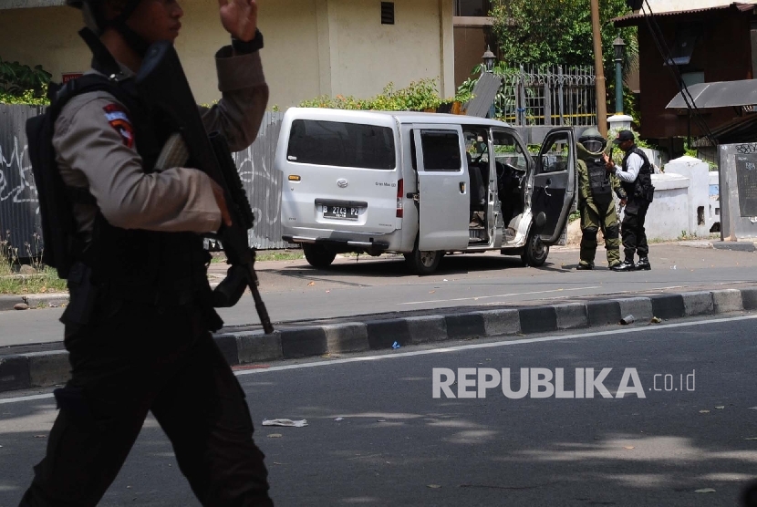 Petugas sedang melakukan penyisiran saat terjadinya ledakan bom di kawasan Sarinah, Jakarta,Kamis (14/1).