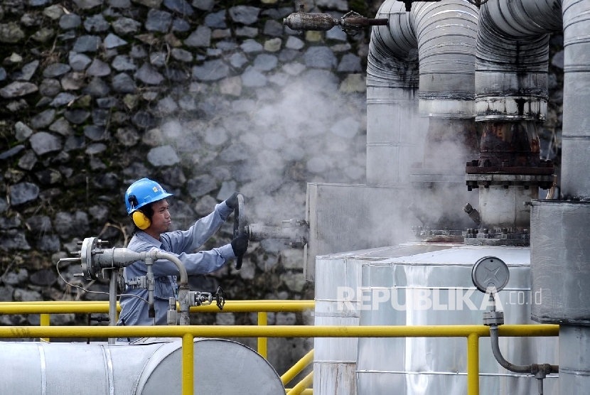 Petugas sedang melakukan perawatan rutin Pusat Listrik Tenaga Panas Bumi (PLTP) Indonesia Power di Pamijahan, Bogor, Jawa Barat,Kamis (21/4). (Republika/Tahta Aidilla)