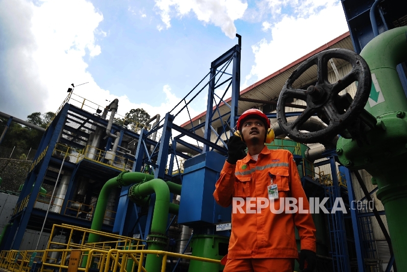 Petugas sedang melakukan perawatan rutin Pusat Listrik Tenaga Panas Bumi (PLTP) Indonesia Power di Pamijahan, Bogor, Jawa Barat,Kamis (21/4). (Republika/Tahta Aidilla)