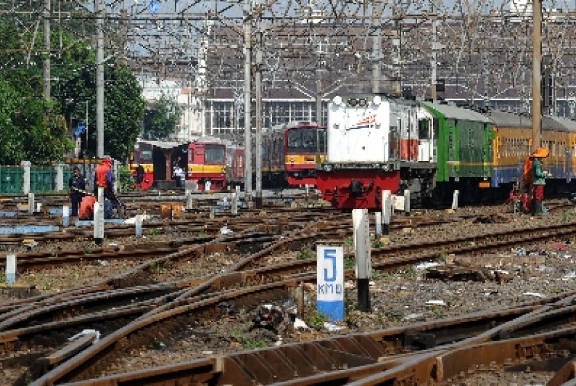  Petugas sedang melakukan perawatan wesel di stasiun Kota, Jakarta