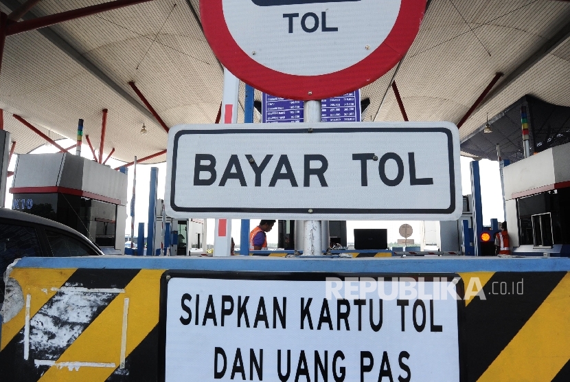  Petugas sedang melakukan persiapan penambahan loket tiket di Gerbang Tol Palimanan, Cirebon, Senin (13/6). (Republika/Tahta Aidilla)