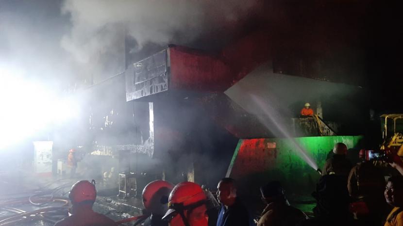 Petugas sedang melakukan proses pendinginan di gedung Blok C Pasar Impres yang berada dalam area Pasar Minggu di Kelurahan dan Kecamatan Pasar Minggu, Senin (12/4) malam.