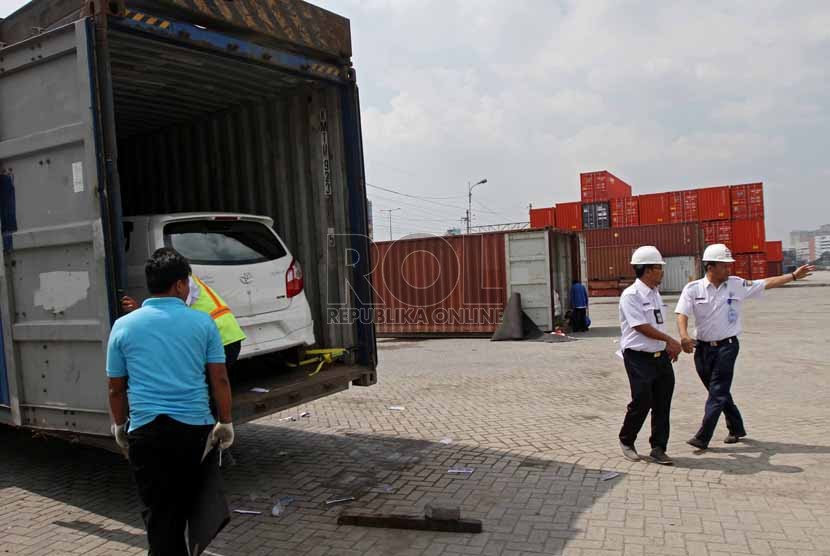 Petugas sedang melakukan simulasi keamanan pengiriman mobil via jasa pengiriman kargo kereta api, di Stasiun Barang Kampung Bandan, Jakarta, Jumat (18/7). (Republika/Adhi Wicaksono)