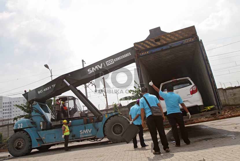 Ilustrasi distribusi barang dengan menggunakan kereta api. 