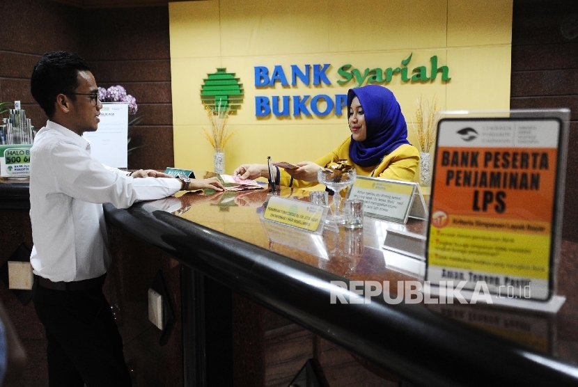 Petugas sedang melayani nasabah di Bank Syariah Bukopin. (Republika/Tahta Aidilla)
