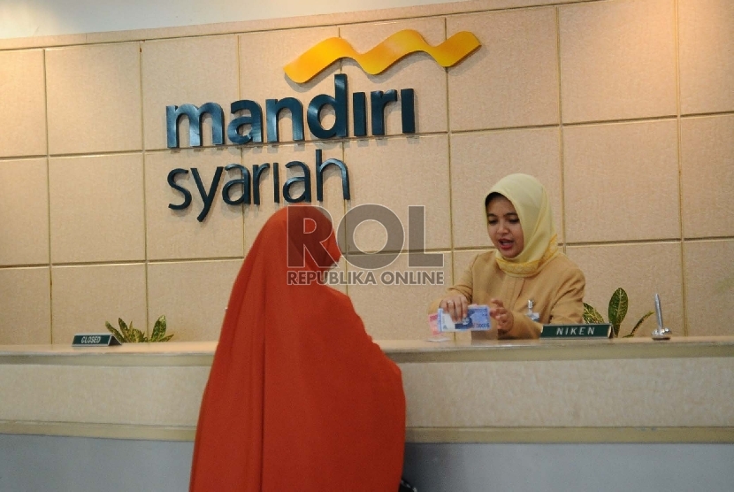  Petugas sedang melayani nasabah di kantor Bank Syariah Mandiri (BSM), Jakarta. 