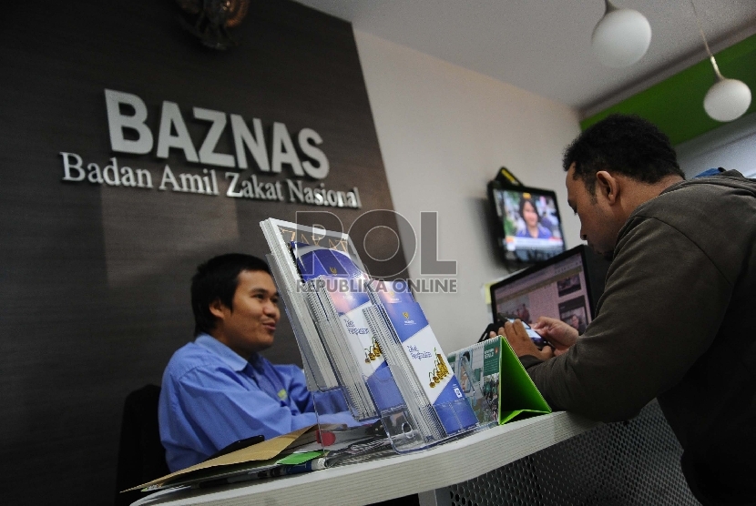 Petugas sedang melayani pembayar zakat di Baznas, Jakarta, Rabu (1/4).