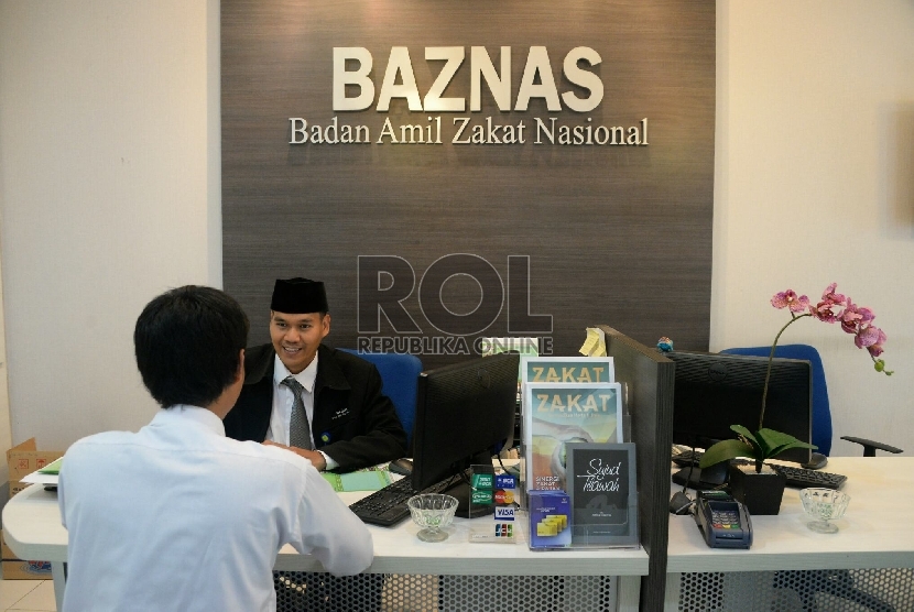  Petugas sedang melayani pembayar zakat di kantor Badan Amil Zakat Nasional (BAZNAS), Jakarta.