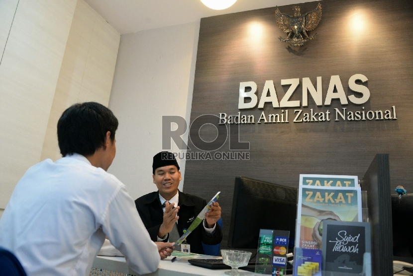  Petugas sedang melayani pembayar zakat di kantor Badan Amil Zakat Nasional (BAZNAS), Jakarta,
