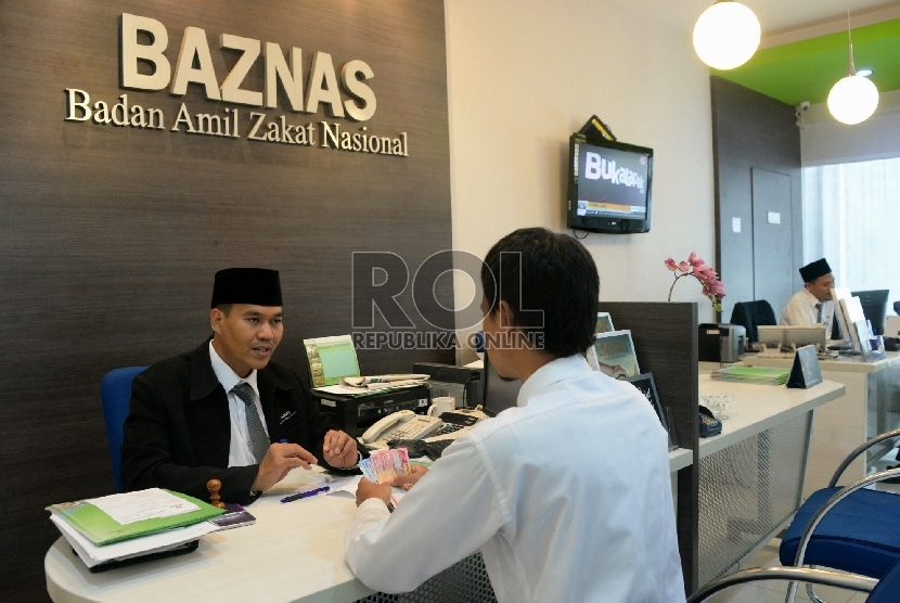  Petugas sedang melayani pembayar zakat di kantor Badan Amil Zakat Nasional (BAZNAS).