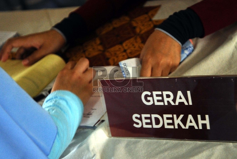 Petugas sedang melayani penerimaan zakat diGerai Sedekah PPPA Daarul Quran, Jakarta,Senin (25/5).