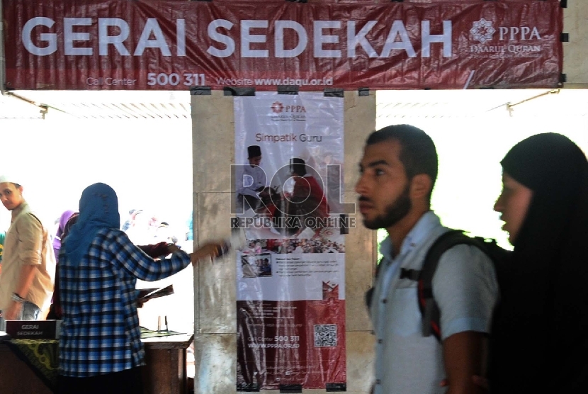 Petugas sedang melayani penerimaan zakat di Gerai Sedekah PPPA Daarul Quran, Jakarta.