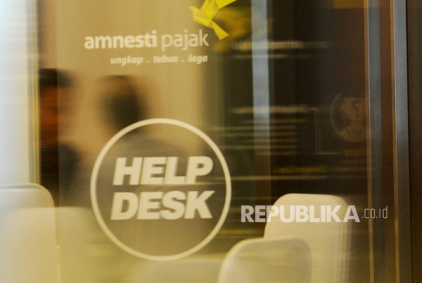 Petugas sedang memberikan konsultasi mengenai Tax Amnesty di Bursa Efek Indonesia, Jakarta, Selasa (8\11).
