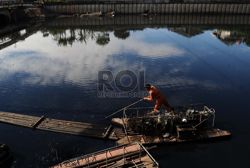Petugas sedang membersihkan Kali Mookervart, Kecamatan Cengkareng, Jakarta Barat, Rabu (29/4).
