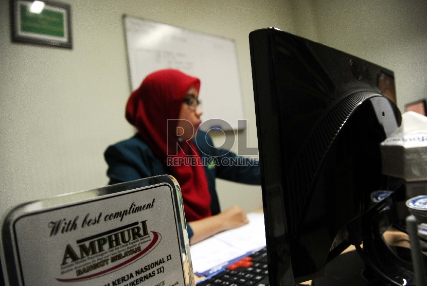 Petugas sedang mendata agen tour travel penyelenggara ibadah haji dan umrah di kantor Asosiasi Muslim Penyelenggara Haji dan Umroh Republik Indonesia (AMPHURI), Jakarta.