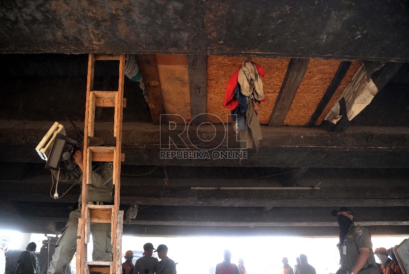  Petugas sedang menertibkan bangunan liar dikolong Tol Penjaringan, Jakarta Utara, Rabu (16/9).   (Republika/Tahta Aidilla)