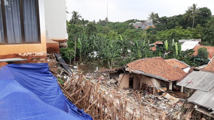 Turap perumahan Melati Residence yang longsor menutup aliran anak Kali Setu di Jalan Damai RT 04, RW 02, Kelurahan Ciganjur, Kecamatan Jagakarsa, Jaksel, yang membuat ratusan permukiman warga kebanjiran.