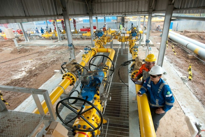 Petugas sedang mengecek instalasi jaringan pipa distribusi gas bumi Muara Karang-Muara Bekasi yang dioperasikan oleh PT Perusahaan Gas Negara Tbk