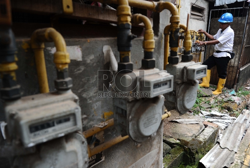 Petugas sedang mengecek instalasi pipa gas di pemukiman rusun Buaran, Jakarta, Selasa (29/9).  (Republika/Tahta Aidilla)