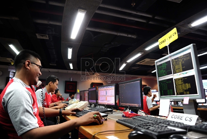 Petugas sedang mengecek jalur telekomunikasi di ruangan Network Operation Center Telkomsel,Jakarta, Selasa (7/7).