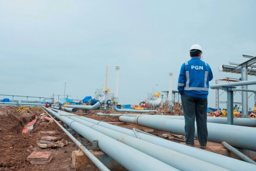 Petugas sedang mengecek proses pembangunan jaringan pipa gas PT Perusahaan Gas Negara Tbk (PGN)