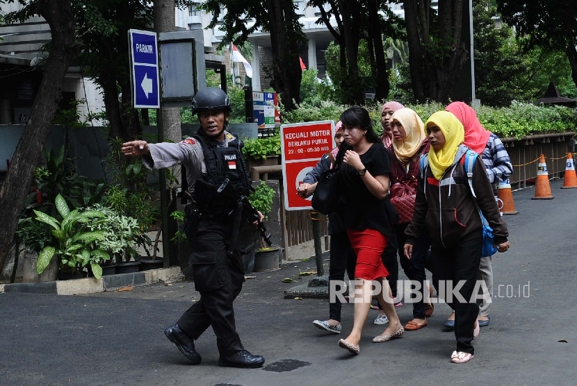 Petugas sedang mengevakuasi pekerja saat terjadinya ledakan bom di kawasan Sarinah, Jakarta,Kamis (14/1).