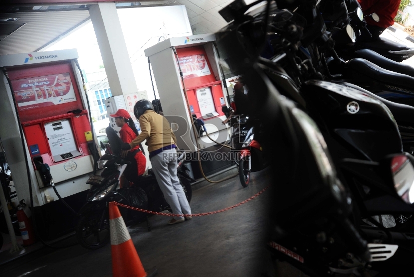 Petugas sedang mengisi BBM pada kendaraan di Stasiun Pengisian Bensin Umum (SPBU), Jakarta.