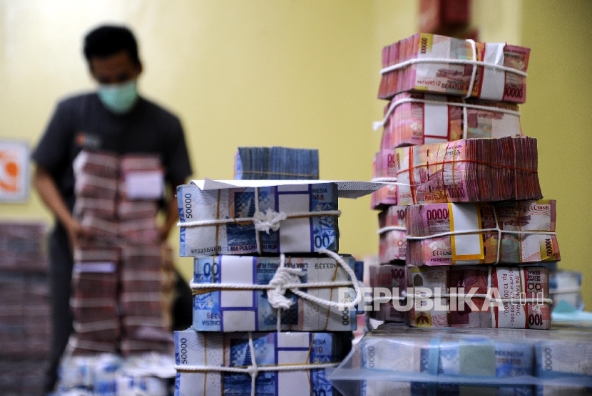  Petugas sedang menyusun tumpukan uang rupiah di Cash Center Bank BNI, Jakarta, Kamis (8\12).
