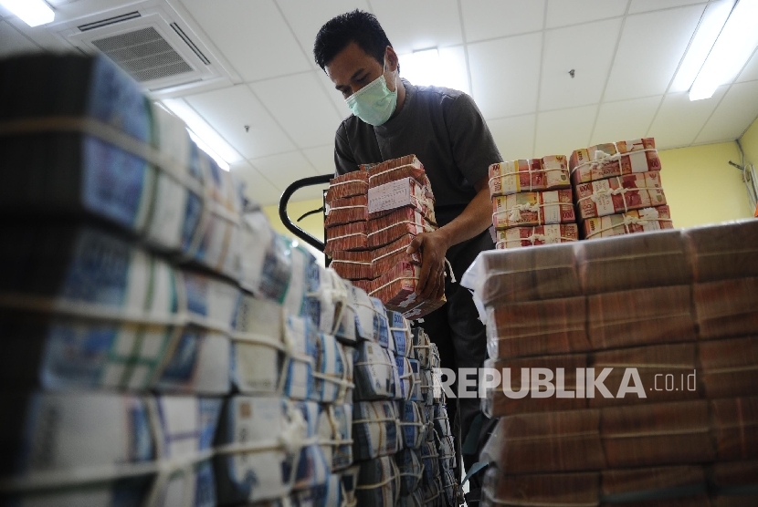  Petugas sedang menyusun tumpukan uang rupiah di Cash Center Bank BNI, Jakarta, Kamis (8\12). 