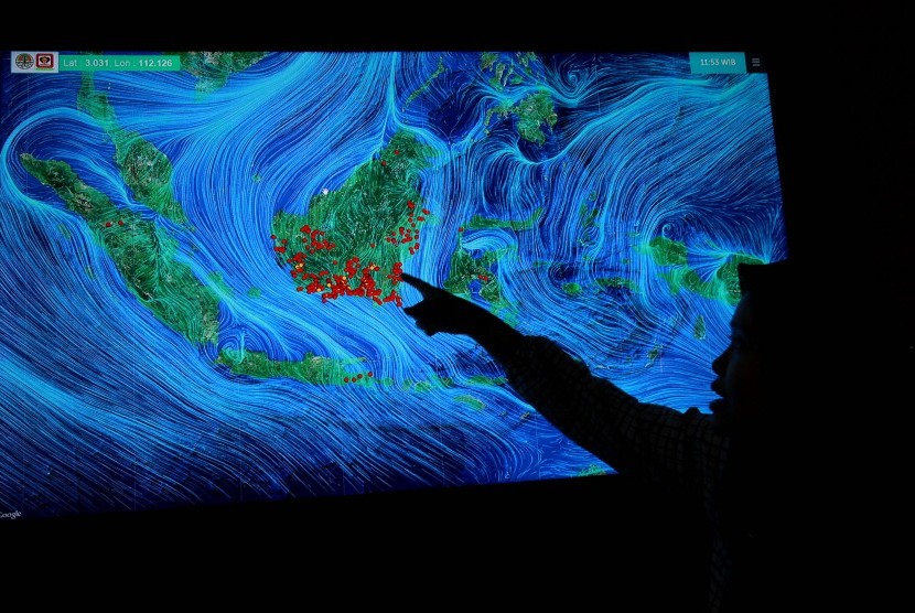 Petugas Sekretariat Penanganan Pengaduan Kasus Lingkungan Hidup dan Kehutanan memberikan penjelasan terkait kabut asap yang disebabkan oleh kebakaran hutan di kantor Kementerian Lingkungan Hidup dan Kehutanan, Jakarta, Selasa (15/9). 