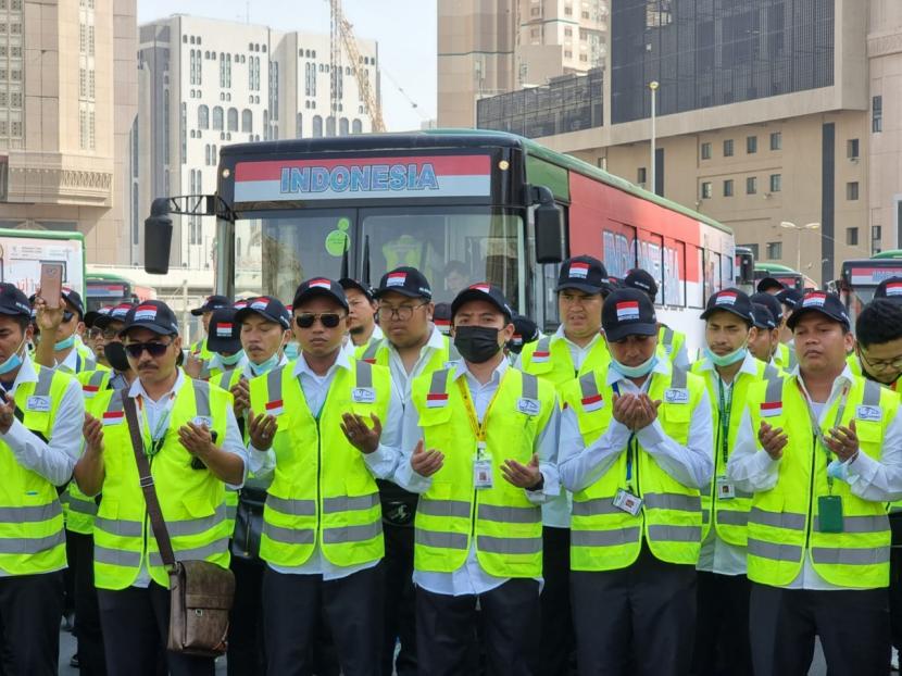Petugas Seksi Transportasi Daker Makkah sedang melakukan simulasi pelaksanaan jalur Bus Shalawat di Makkah, Arab Saudi, Ahad (12/6). Sebanyak 204 bus shalawat akan melayani pergerakan para jamaah yang hendak sholat fardhu di Masjidil Haram.