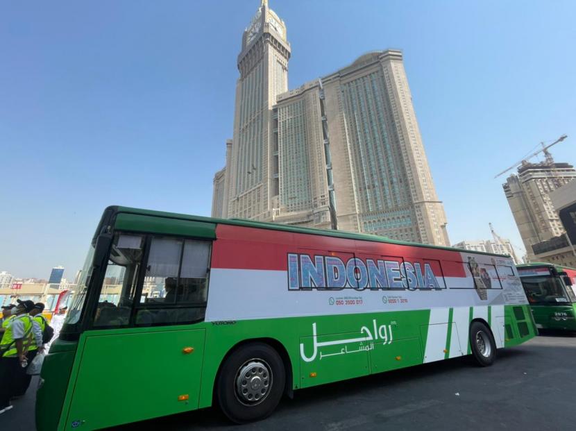 Petugas Seksi Transportasi Daker Makkah sedang melakukan simulasi pelaksanaan jalur Bus Shalawat di Makkah, Arab Saudi, Ahad (12/6/2022). Sebanyak 204 bus shalawat akan melayani pergerakan para jamaah haji yang hendak sholat fardhu di Masjidil Haram.