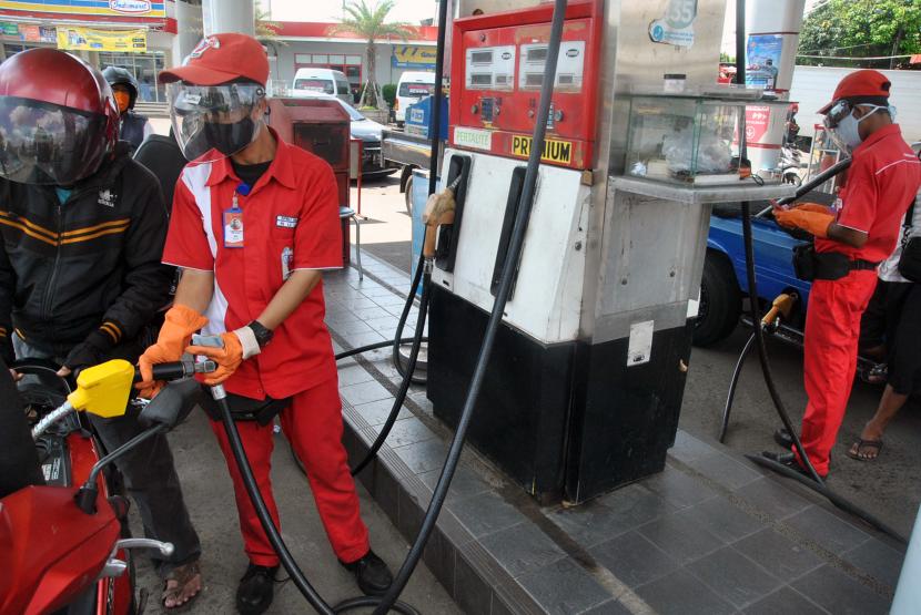 Petugas SPBU melayani pengendara motor dan mobil di SPBU 34-16113, Cilendek, Kota Bogor, Jawa Barat (ilustrasi). PT Pertamina (Persero) mencatat, sejak dimulainya Program Langit Biru di Kota Bogor, Depok, dan Sukabumi, rata-rata konsumsi harian Premium di tiga kota turun signifikan.