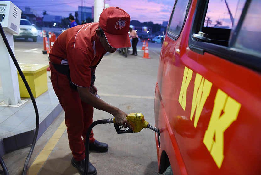 Petugas SPBU mengisi bahan bakar jenis premium di salah satu SPBU di Jakarta, Rabu (23/12). (Antara/Hafidz Mubarak A.)