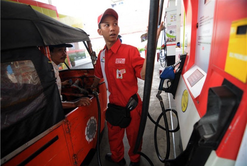 Petugas SPBU mengisi bahan bakar minyak di Stasiun Pengisian Bahan Bakar Umum (SPBU) Cikini, Jakarta. 