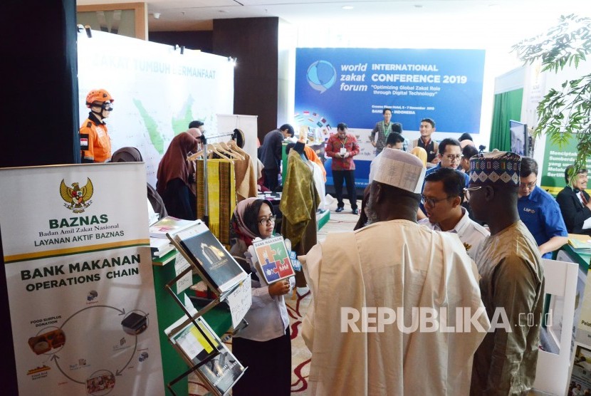 Petugas stan pameran menjelaskan produknya pada acara World Zakat Forum International Conference 2019, di Crowne Plaza Hotel, Kota Bandung, Rabu (6/11).
