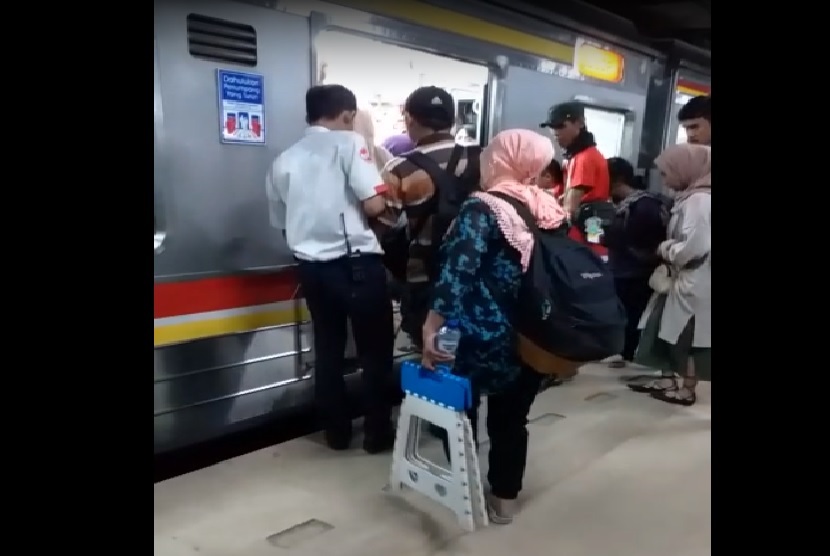 Petugas Stasiun Kereta Api Manggarai mendampingi kelompok disabilitas
