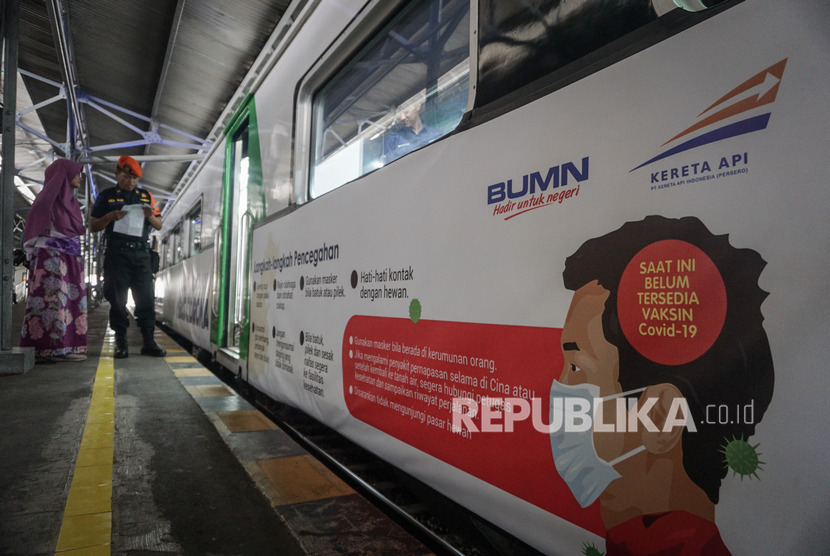 Petugas Stasiun membantu calon penumpang di Stasiun Balapan, Solo, Jawa Tengah, Jumat (6/3/2020) lalu. Stasiun Solobalapan menjadi salah satu stasiun favorit di wilayah KAI Daop 6 selama masa angkutan Natal dan Tahun Baru 2022/2023, yakni 22 Desember 2022-8 Januari 2023.