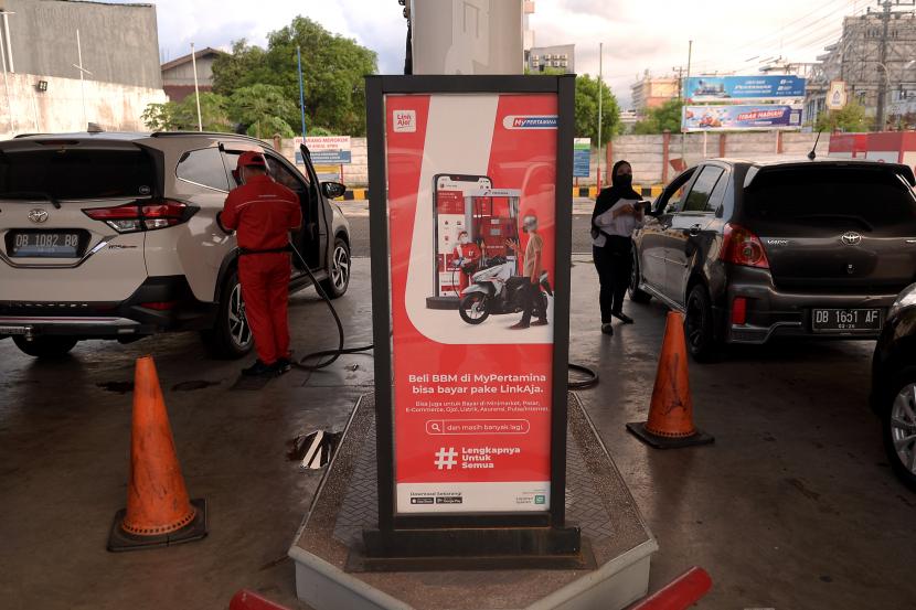 Petugas stasiun pengisian bahan bakar umum (SPBU) melayani pelanggan di Manado, Sulawesi Utara, Rabu (29/6/2022). PT Pertamina (Persero) melalui Pertamina Patra Niaga pada 1 Juli mendatang akan menguji coba penyaluran Pertalite dan solar bersubsidi di sejumlah kota kepada konsumen yang berhak dan terdaftar di sistem MyPertamina untuk memastikan penyaluran subsidi BBM tepat sasaran.