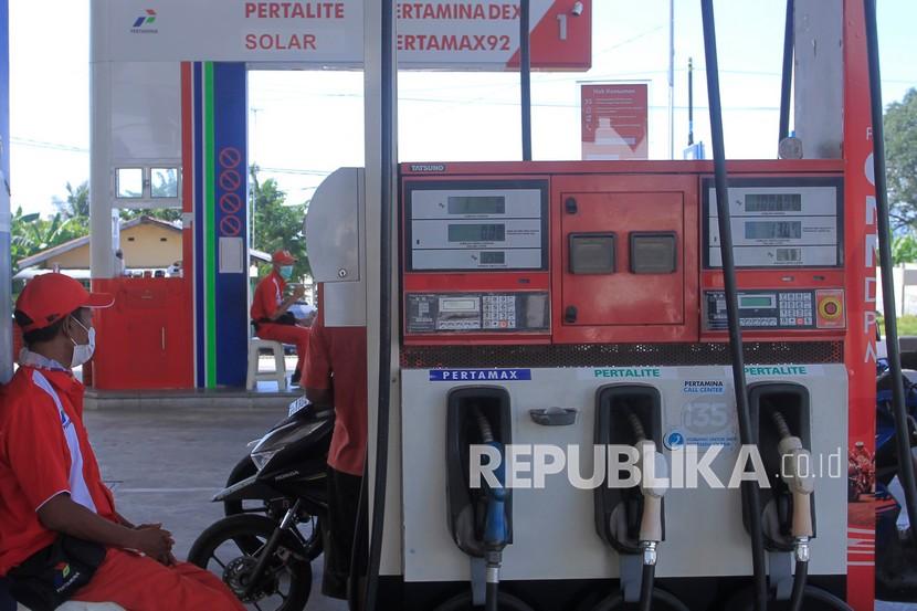 Petugas Stasiun Pengisian Bahan Bakar Umum (SPBU) menunggu pergantian tugas di salah satu SPBU (ilustrasi). PT Pertamina (Persero) memastikan layanan kepada masyarakat tidak akan terganggu meski SPBU 14252501 Indarung di Kecamatan Koto Tangah, Kota Padang, Sumatra Barat terbakar pada Sabtu (9/4/2022) malam.