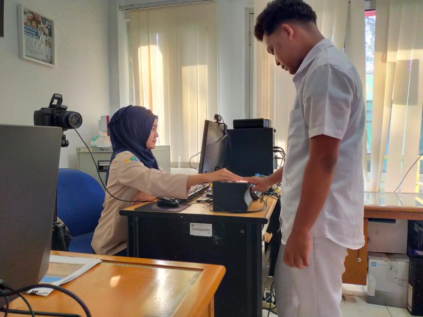 Petugas Sudin Dukcapil Kabupaten Kepulauan Seribu melayani pembuatan adminduk warga di Pulau Untung Jawa, Senin (13/11/2023).