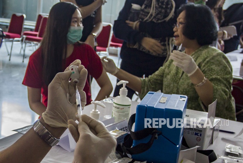 Petugas Suku Dinas Kesehatan (Sudinkes) Jakarta Barat menyuntikkan vaksin DPT (Difteri, Tetanus, dan Pertusis) ke mahasiswa Universitas Tarumanegara (UNTAR) di Jakarta, Kamis (14/12).