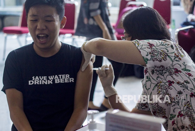 Petugas Suku Dinas Kesehatan (Sudinkes) Jakarta Barat menyuntikkan vaksin DPT (Difteri, Tetanus, dan Pertusis) ke mahasiswa Universitas Tarumanegara (UNTAR) di Jakarta, Kamis (14/12).