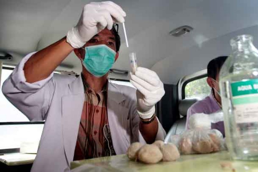 Petugas Suku Dinas Peternakan dan Perikanan Jakarta Barat melakukan pengujian laboratorium terhadap bakso terindikasi mengandung daging babi saat razia di Pasar Tomang Barat, Jakarta, Jumat (14/12). 