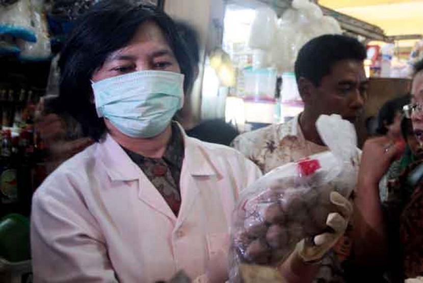 Petugas Suku Dinas Peternakan dan Perikanan Jakarta Barat melakukan pengujian laboratorium terhadap bakso terindikasi mengandung daging babi saat razia di Pasar Tomang Barat, Jakarta, Jumat (14/12).