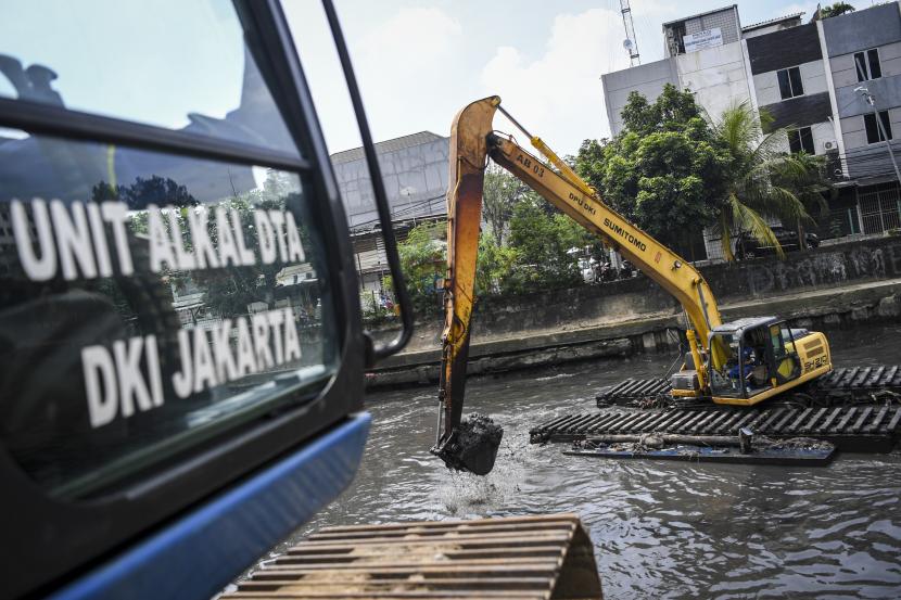 Petugas Suku Dinas Sumber Daya Air (SDA) Jakarta Pusat mengoperasikan ekskavator untuk mengeruk lumpur di Kali Cideng, Jakarta Pusat, Kamis (6/10/2022), guna mengantisipasi banjir pada musim hujan. 