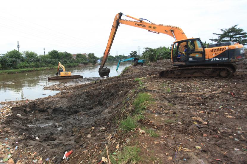 Penjabat Gubernur DKI Heru Budi Hartono menunda pemberian cuti bagi Aparatur Sipil Negara (ASN) yang menangani risiko bencana selama musim hujan hingga Februari 2023. 