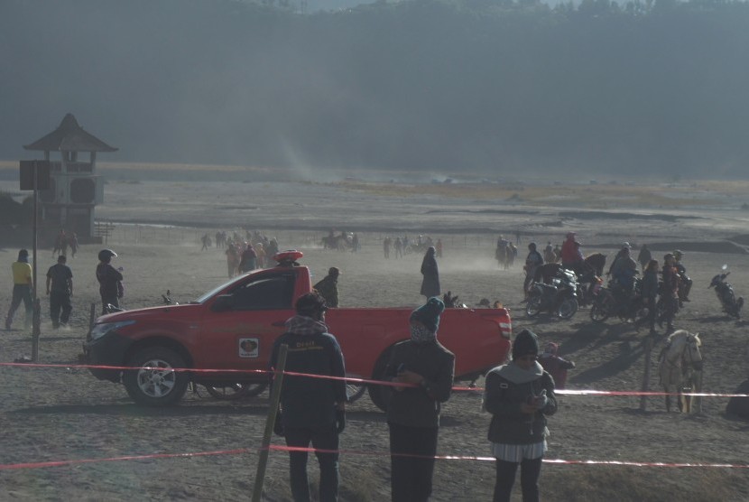 Petugas Taman Nasional Bromo Tengger semeru (TNBTS) melakukan penjagaan di sekitar kawasan Gunung Bromo yang mengalami erupsi di Probolinggo, Jawa Timur, Sabtu (20/7/2019).