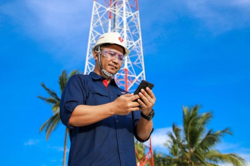 Petugas Telkomsel memantau peningkatan pada pemanfaatan layanan digital saat momen Natal 2023 dan Tahun Baru 2024 di wilayah Maluku dan Papua.