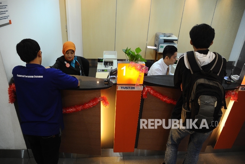 Petugas teller melayani nasabah di salah satu bank, Jakarta, Rabu (25\1).